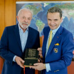 Bispo Samuel Ferreira visita Lula e entrega Bíblia de presente