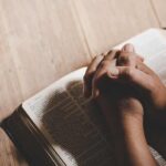 Cerca de 40% das mulheres da Geração Z se identificam como não religiosas