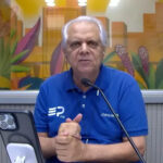 Jornalista chama Bíblia de “livrinho idiota” e recebe resposta: ‘É a Palavra de Deus’