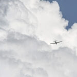 Avião carregando R$ 15 milhões cai; moradores saqueiam