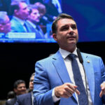 Quem não se preocupa com crime tem que sair da política, diz Flávio