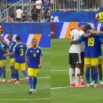 Jogadores adversários oram juntos após jogo na Copa 2026