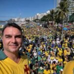 Flávio Bolsonaro inicia campanha à Presidência em Copacabana
