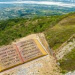 Maior Bíblia do mundo é esculpida em uma montanha na Colômbia